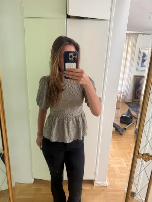 Olivgrön topp med puffärm och öppen rygg - Söt olivgrön topp, använd 1 gång och inga tecken på användning, nypris 400kr