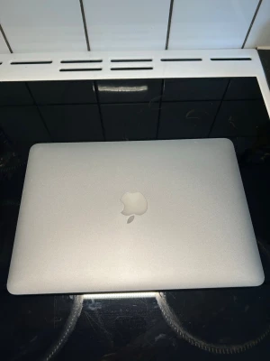 MacBook Pro 2015 13 tum retina i silver aluminium - MacBook Pro 2015 13 tum retina  Vänster högtalare skrapar och låter lite rossligt. Går att köpa ny för 200 kronor.  Färg: Silver.  Säljer en MacBook Pro i stilren silverfärg med klassisk Apple-logga på locket. Datorn är tillverkad i aluminium och har en tunn, smidig design som är lätt att ta med sig. Perfekt för studier, jobb eller kreativt skapande.