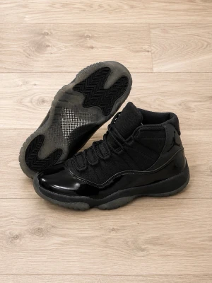 Svarta höga sneakers med glansig detalj - Snygga svarta sneakers med högt skaft och glansiga detaljer längs sidan och framtill. Ovandelen är i textil och syntet, med en robust sula och tydlig struktur undertill. Perfekta för dig som gillar en clean och sportig look. 4000 kostar nu  har knappt använda den ute bara 2 gånger
