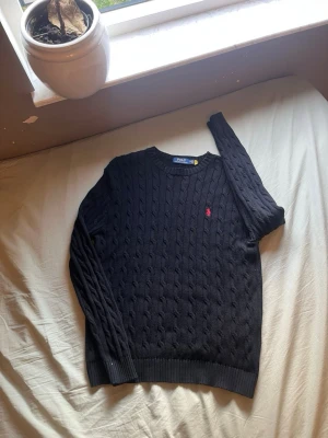 Stickad Ralph lauren hoodie  - Säljer min Ralph lauren hoodie för den är liten