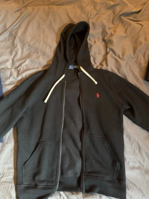 Ralph lauren zip - Ralph lauren zip hoodie. Väldigt schysst svart ralph lauren zip hoodie som inte är använd så mycket. Storlek M
