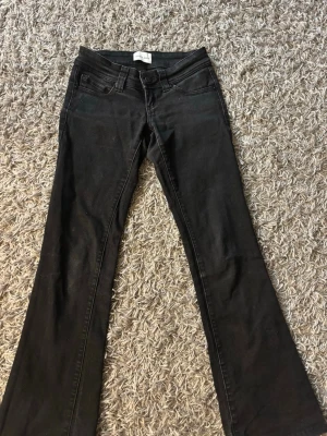 Svarta bootcut jeans - Säljer mina svarta Abrand jeans då dom inte kommer till användning storlek 24 tall. 