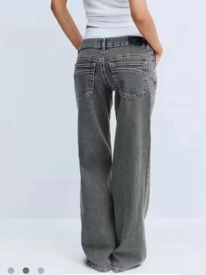 Snygga gråa jeans - Snygga gråa jeans från Gina Tricot i stl 36. Helt slutsålda online🩷