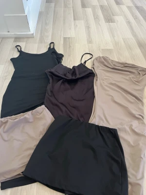 Sommarkläder  - Klänningar och kjolar från shein i storlek xs. Allt är helt oanvänt förutom klänningen i mitten (den är svart men ser brun ut), finns inga defekter på den. Kjolarna har inbyggda shorts.   Postar mellan 1-3 dagar efter köp.  Hör gärna av dig om du har frågor eller vill ha fler bilder!