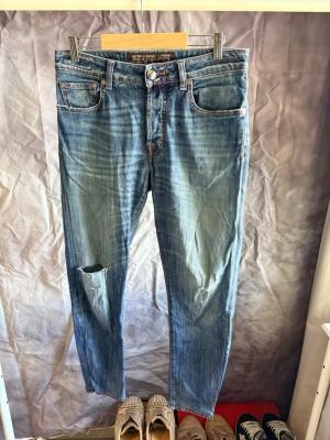 Jacob cohen  - Sjukt snygga cohens med feta slitningar i storlek 32 jeansen är fint skick👖