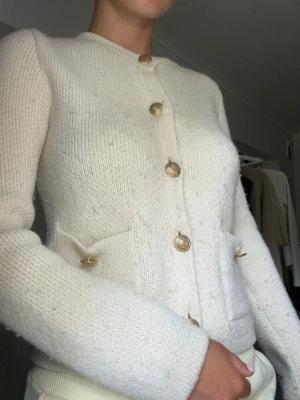 Zara kofta - S - ✨Kofta ✨  📏 Storlek: S 🏷️ Märke: Zara ⭐ Skick: Bra skick  💌 Hör gärna av dig om du har frågor eller vill se fler bilder! Jag skickar snabbt och packar noggrant. 🌸