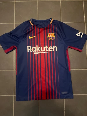 Fc Barcelona home kit/hemmatröja 2017/18 - Säljer denna fina fc Barcelona tröja då jag tappat lite intresse för fotboll och vill sälja vissa prylar så säljer denna tröja i väldigt bra skick. Storlek: M
