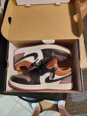 Nike jorden skor - En bekväm sko som går att ha till många lyxiga tillfällen. En sko som är populär blad unga.  Skorna har några små skavanker (bild 5) samt olje fläkar på högra skon (bild 6) men inget man märker för att snörena täker. Mokan i back på skon är lite sliten men går att fixa med en moka borste.