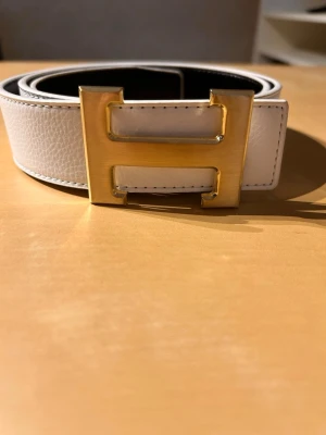 H&M vit bälte  - 115cm bra skick inga defekter pris är inte hugget i sten 🪨 