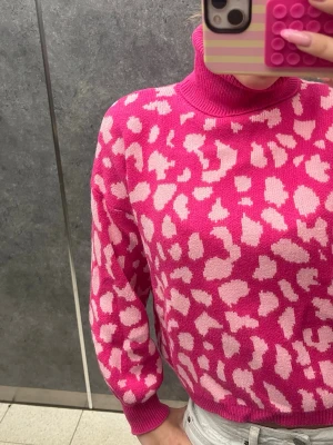 Rosa polotröja med ”ko” mönster  - Jättesnygg och unik men tyvärr passar jag inte i polo.  XS/S. Lite nopprig på vissa ställen men går enkelt att ta bort med maskin