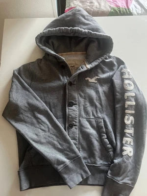Hollister California cardigan hoodie (eftertraktad) surf Malibu - Riktigt snygg och väldigt eftertraktad Hollister California cardigan/hoodie. fint skick inga fel passar storlek M kan ta mått vid behov. Endast 475kr ej hugget i sten kom gärna med frågor och prisförslag har även mycket mer liknande i min profil alla storlekar kolla gärna stor rabatt vid köp av flera 😁✌️