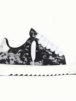 Sneakers med mönster och breda snören - Snygga sneakers med breda vita snören och sågtandad vit sula. Finns i svart och beige med unikt mönster i vitt. Ovandelen är i textil och detaljer i läderimitation. Perfekta för dig som vill sticka ut med din stil.