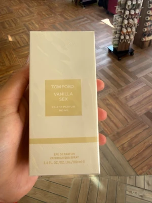 Tom Ford Vanilla Sex EdP 100 ml - Tom Ford Vanilla Sex Eau de Parfum 100 ml är en exklusiv parfym i elegant beige förpackning med guldiga detaljer. Doften är sensuell och lyxig, perfekt för dig som gillar varma och söta toner av vanilj. Flaskan är stilren och modern, vilket gör den till en snygg detalj på parfymhyllan.