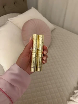 L'Oréal Panorama Mascara guld - Två stycken L'Oréal Panorama Mascara i snygga guldfärgade tuber med modern design. Perfekt för dig som vill ha fylliga och definierade fransar. Lyxig look och enkel att applicera tack vare den smidiga formen.