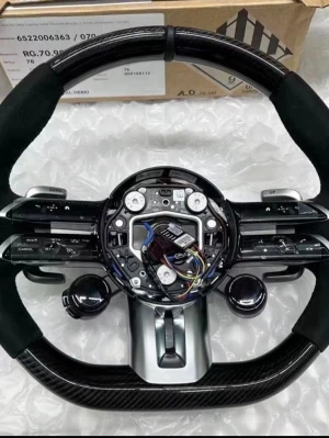Mercedes ratt med OLED  - Kolfiber ratt med OLED. Jätte fin och skön att köra med. Ratten bidrar med en sportigare samt exalusiv känsla. 