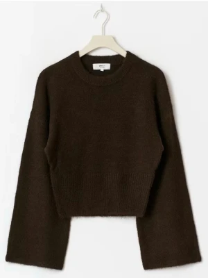 Mörkbrun  stickad tröja - Mysig mörkbrun stickad tröja med vida ärmar. Tröjan har rund halsringning och ribbstickad kant nedtill. Perfekt för lager på lager och höstiga outfits. Materialet är mjukt och fluffigt, troligen en ull- eller mohairblandning. Den är använd 2 gånger så den är i ett bra skick🥰