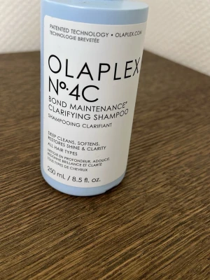 Olaplex No.4C Clarifying Shampoo - Olaplex No.4C Bond Maintenance Clarifying Shampoo rengör på djupet, mjukgör och ger glans till alla hårtyper. Kommer i en ljusblå plastflaska på 250 ml. Innehåller veganska ingredienser och är fri från silikoner.