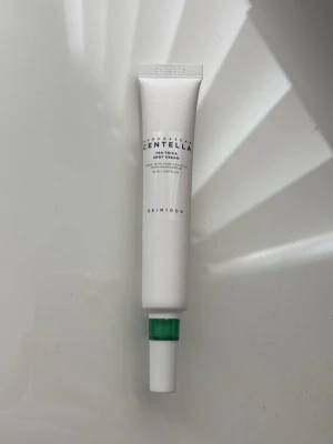 Koreansk Spot Cream - Centella Tea Tree Spot Cream från SKIN1004.