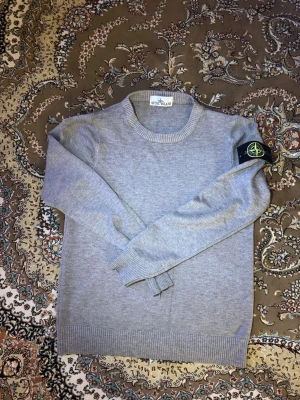 Stone Island sweatshirt  - Ny skick och den är storlek S men passar XS jätte bra kvalitet också tveka inte på att fråga något