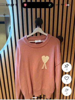 båda för 1100kr - Säljer en söt rosa stickad tröja med en vit hjärtformad detalj och bokstaven A på bröstet. Tröjan har rund halsringning, långa ärmar och ribbade muddar. Perfekt för dig som gillar en gullig och trendig look.