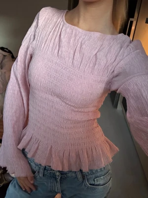 Ljusrosa blus med volangdetalj - Köpt på MQ butik