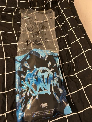 Syna World Hoodie – Svart – Storlek M - Säljer en svart Syna World hoodie i storlek M. Den är endast testad och är i mycket fint skick. Hoodien är tillverkad i 100% bomull och kommer med originalförpackning och allt som medföljer.  📌 Märke: Syna World 📌 Färg: Svart 📌 Storlek: M 📌 Material: 100% bomull 📌 Endast testad 📌 Mycket fint skick 📌 Originalförpackning medföljer 📌 Allt original som följer med  📦 Skickas inom 24 timmar efter betalning. 💰 Pris kan diskuteras vid snabb affär. 📸 Se bilder för egen bedömning.