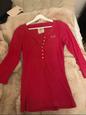 Rosa långärmad topp från Hollister - Snygg rosa långärmad topp från Hollister med knappar framtill. Toppen har trekvartsärm Storlek M men skulle säga att den passar S också. Jag bär xs och den passar även på mig bara att den blir lite längre💕