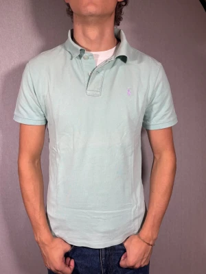 Ralph Lauren piké XS - Hej och välkommen till byTorén. Detta är en piké från Ralph Lauren i storlek XS med normal passform. Modell på bild är ca 182, 67kg. Plagget är i bra skick utan några defekter. Tveka inte på att höra av dig, även om det skulle vara minsta lilla;) 