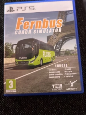 Fernbus Coach Simulator PS5 spel - Fernbus Coach Simulator till PS5 där du kör Flixbus genom Europa. Omslaget visar en grön och svart buss framför Eiffeltornet. Perfekt för dig som gillar simulatorspel och resor genom olika länder.