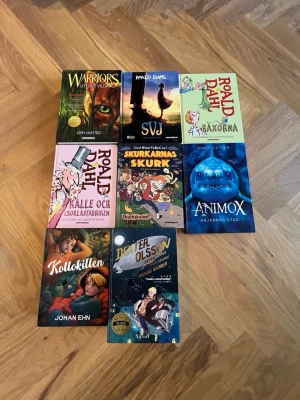 Paket med 9 ungdomsböcker ålder från 9-12 - Säljer ett paket med 9 skönlitterära böcker för unga mellan åldrarna 9-12 år gamla. Ordinarie pris från ca 1400-1500 kr. Källa från Bokus. Det finns inklusive titlar av Roald Dahl, Erin Hunter och Aimée Carter. Blandade omslag i färgstarka illustrationer och mjuka pärmar. Perfekt för barn som behöver nya böcker. Böckerna har behandlats väldigt bra genom åren👍.
