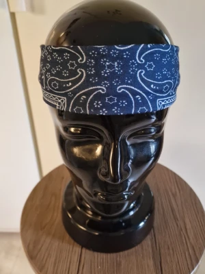 Bandanas/hårband - Bandanas/hårband  färgade. Elastisk. 23 cm bredd.6 cm hög. Trikåtyg. Elastisk. Andningsbar. Rynkfri. Polyester.
