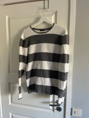 Randig tröja från Zara - Snygg randig tröja från Zara man. Sitter mer som en S. Skriv vid minsta fundering!