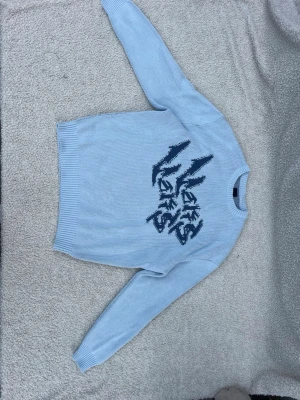 Vans tröja small - Snygg vana tröja i blått och ljusblått. Den är i princip ny, använd 2 gånger. Köpt i butik för 1450kr. Ställ vilka frågor som helst. Storleken är small, men skulle säga passar medium också. 
