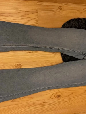 Ljusblå bootcut jeans - Tja? säljer ett par jeans ifrån min tjej som hon inte använder längre så någon annan kanske vil ha.😊