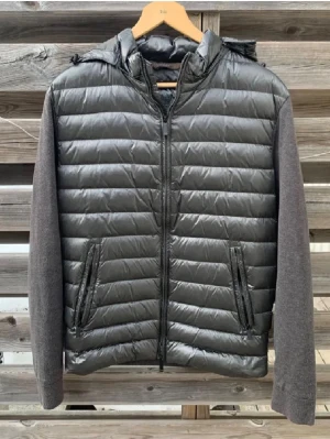 Massimo dutti Cardigan - En snygg och trendig Massimo dutti Cardigan i bra/använt skick. Är S men passar även XS med dens passform. Vid frågor är de bara att skriva!
