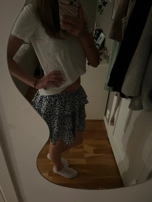 Blommig volangkjol i blått och vitt - ⚠️skriv innan ni köper⚠️Supersöt kort kjol med blå botten och vita blommor. Kjolen har volangdetaljer och en flowy passform. Materialet känns lätt och passar bra till varmare dagar. 💞💞S, men funkar för större storlekar också då den är stretchig.