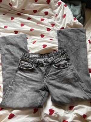 Gråa vida jeans Zara  - Super snygga vida jeans från Zara! Dom är lite slitna längst ner( se sista bilden) så priset kan absolut diskuteras!