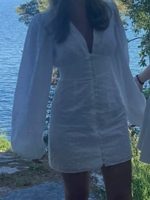  Adoore klänning  - Vit klänning ifrån Adoore i fint skick, använd en gång. Storlek 34. För referens är jag 166 cm lång. Obs klänningen har en liten fläck som knappt syns, se sista bilden.