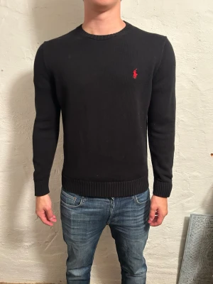  Stickad tröja Ralph Lauren - Svart tröja från Ralph lauren. Modell är 185cm. Priset går att diskutera vid snabbaffär. Hör av er vid funderingar!