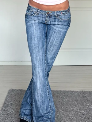 Jeans - Midjemått: 37cm rakt över, innerbenslängd: 82cm 💗