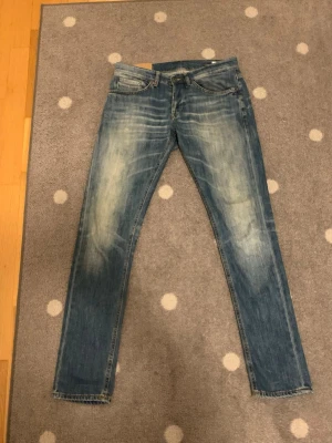 Dondup jeans - Skick 8/10. Jag har ej använt dem, på grund av att dem va för små.  Köptes för 800kr säljer dem nu på grund av att dem va för små, så du får dem för 600kr. 