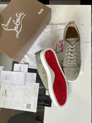 Louboutin - GRÖN PRIS EJ HUGGET I STEN. Säljer dessa fina skor som kommer med box och dustbag + kvitto etc.. Dem Storlek 43 i färgen OlivGrå, aldrig använda. Säljer pga fel storlek! För mer bilder kom pm:)