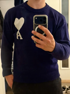 Mörkblå AMI tröja - Mörkblå tröja från Alexandre matussi i storlek S, tröjan är använd ett par gånger men är ändå i fint skick, utan slitningar eller hål. Skriv gärna om funderingar eller frågor!