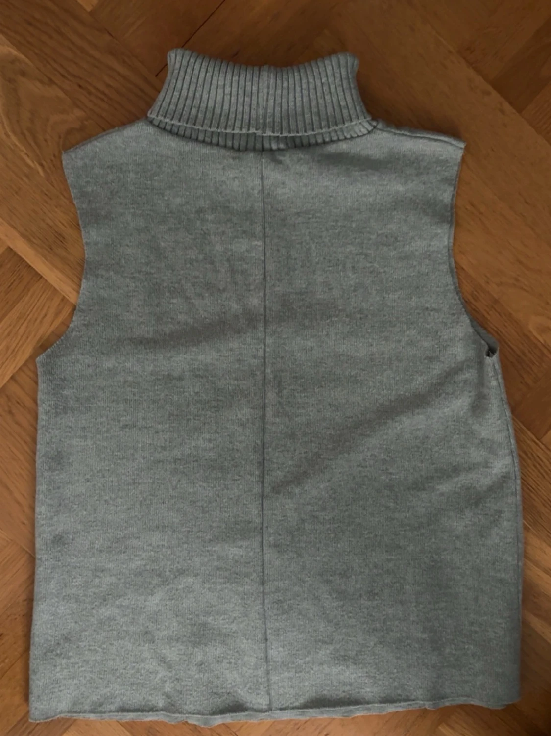 Grå stickad poloväst från Zara - 2