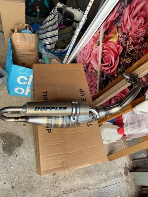 Doppler avgassystem till moped - Säljer ett snyggt avgassystem från Doppler till moped. Tillverkat i metall med en cool polerad finish och svetsade detaljer. Systemet har en sportig design med rund ljuddämpare och tydlig Doppler-logga på sidan. Perfekt för dig som vill ha bättre prestanda och schysst look.