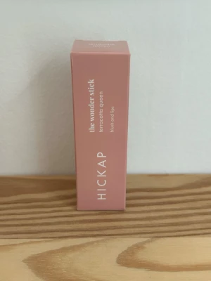 Blush & Lips Stick - Terracotta Queen - Blush stick från hickap i färgen Terracotta Queen.  Oöppnad då jag har färgen sen innan💕https://hickap.com/products/blush-lips-stick-terracotta-queen?_pos=1&_psq=terr&_psid=3ef736ceb&_ss=e