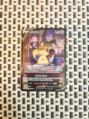 Pokémonkort Mimikyu V - Pokémonkort Mimikyu V. RAW price på kortet är 870kr mitt pris 600kr eftersom kortet är i mycket bra skick men inte en PSA 10, går även att lägga bud. skickar kortet i en top loader. Perfekt för dig som samlare för att utöka din kollektion.