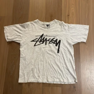 Vintage Rare Stussy T-shirt  - Vintage Rare Stussy T-shirt  Storlek: L Köpt på Scandivintageshop. Lite missfärgning på kragen.