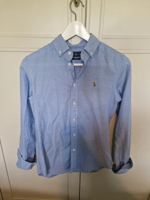 Ralph lauren skjorta  - Ljusblå Storlek - S. Modell - Slim fit.