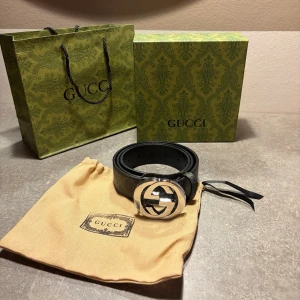 Gucci bälte - Tja, säljer nu detta feta Gucci-bälte 🖤 Helt nytt och oanvänt, med klassiskt Gucci-spänne. Bältet är 110 cm långt och kommer med dustbag samt originalinspirerad förpackning enligt bilderna. Riktigt clean accessoar som lyfter en outfit.  Tveka inte på att höra av dig vid fler frågor eller funderingar 😁 